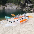 O plástico vê completamente para sentar-se na canoa, navegando o caiaque do policarbonato com pás